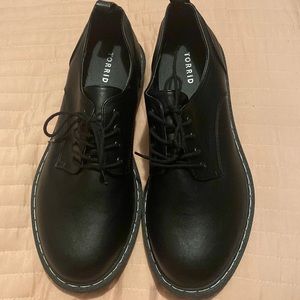 Size 13 wide width woman black shoes